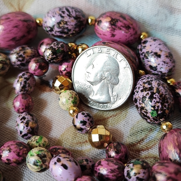 Speckled Oval Raspberry Black Gold Beaded 3 Strand Wood? Necklace Vintage EUC - Picture 6 of 7